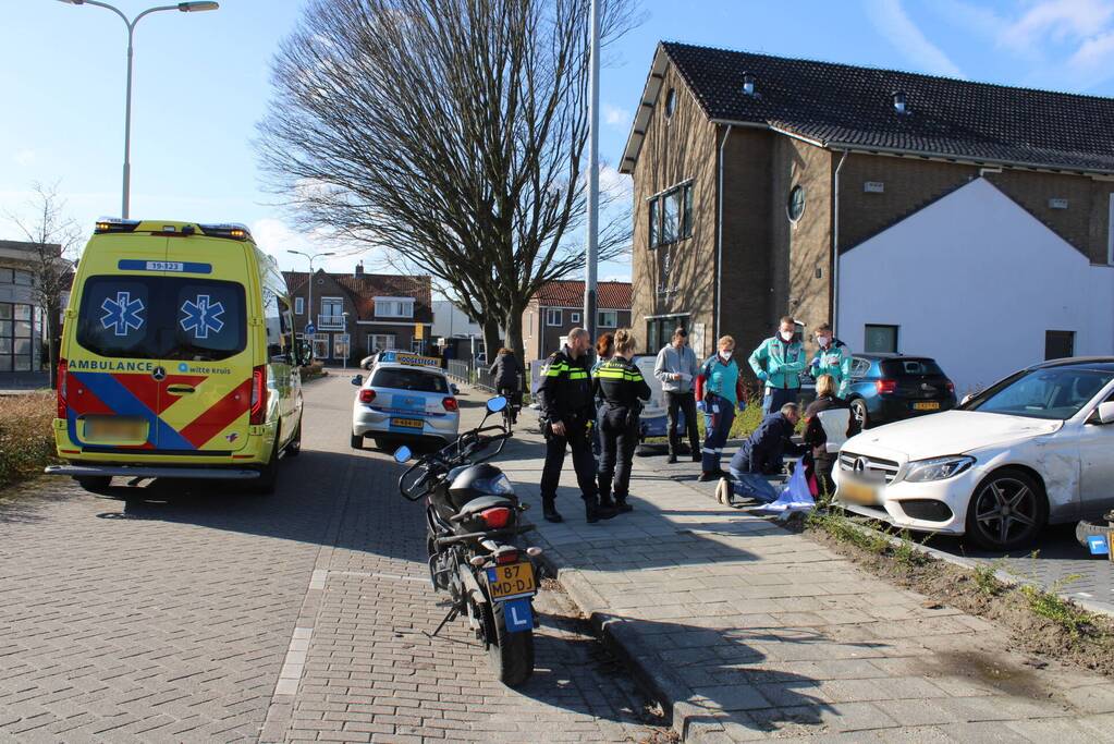 Bestuurder lesmotor knalt op geparkeerde auto