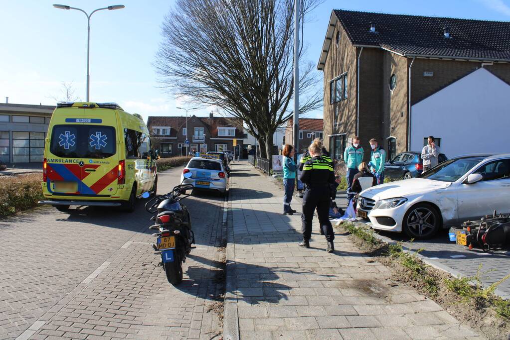 Bestuurder lesmotor knalt op geparkeerde auto