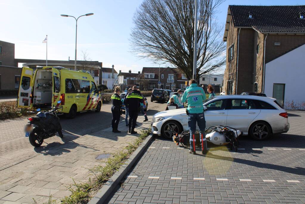 Bestuurder lesmotor knalt op geparkeerde auto