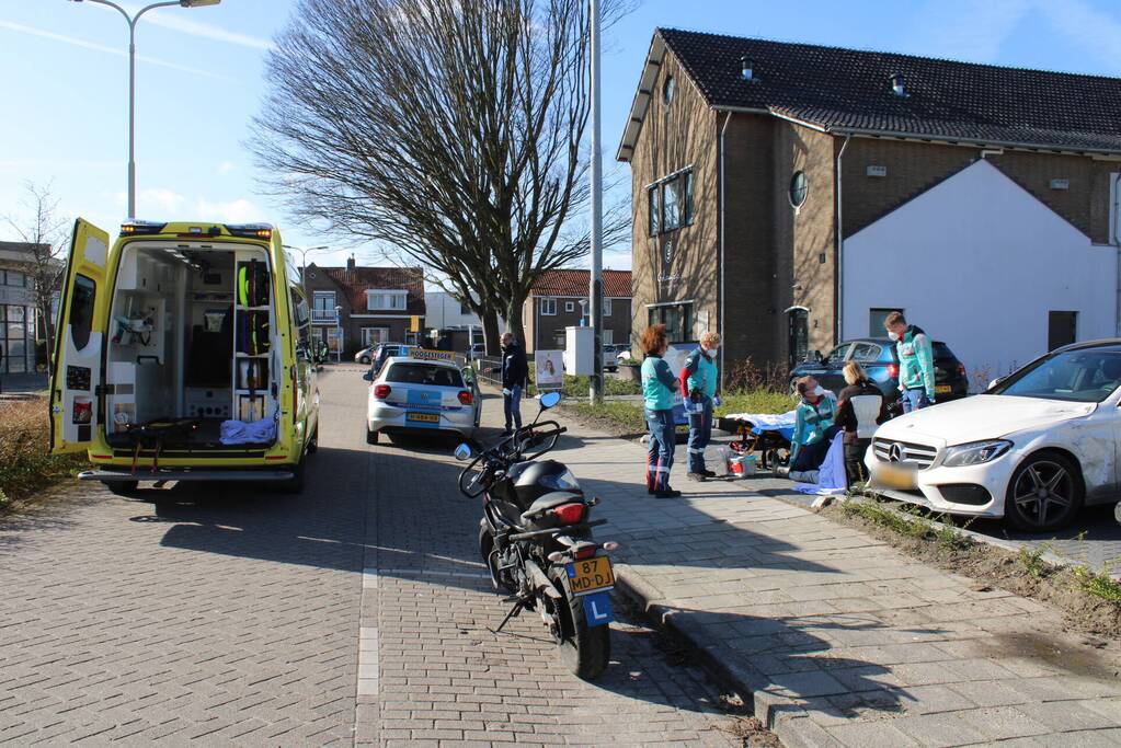 Bestuurder lesmotor knalt op geparkeerde auto