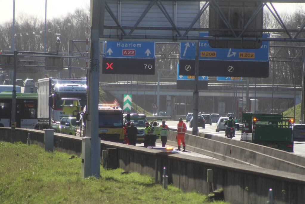 Velsertunnel dicht door botsing met vier voertuigen