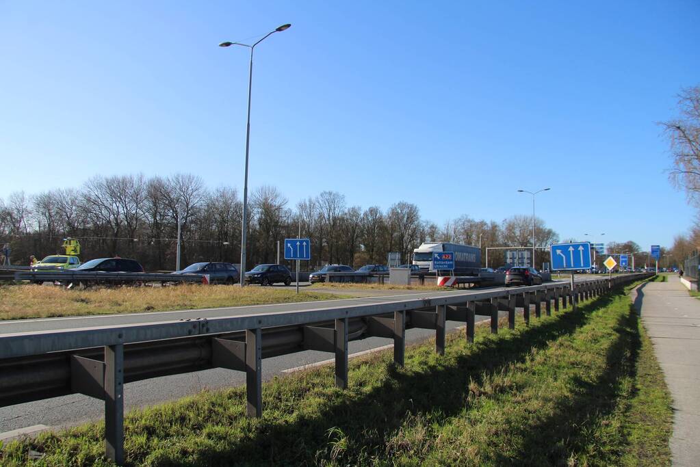 Velsertunnel dicht door botsing met vier voertuigen