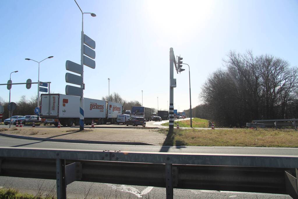 Velsertunnel dicht door botsing met vier voertuigen