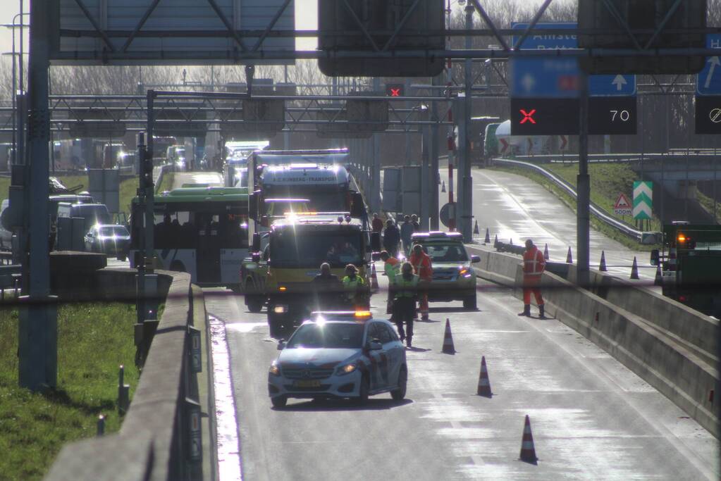 Velsertunnel dicht door botsing met vier voertuigen