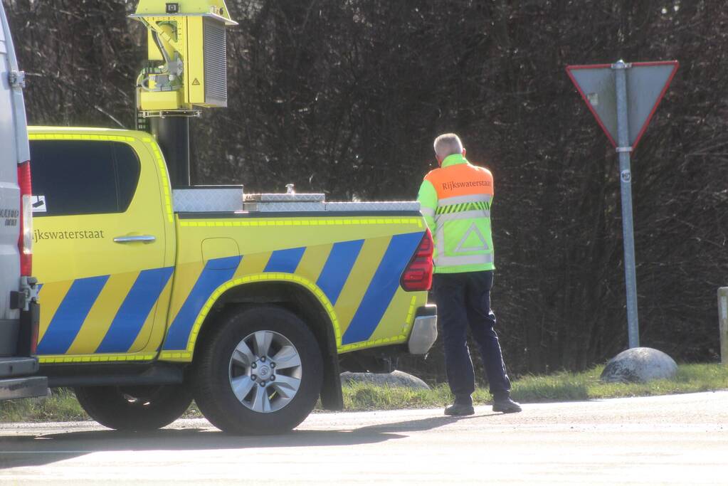 Velsertunnel dicht door botsing met vier voertuigen