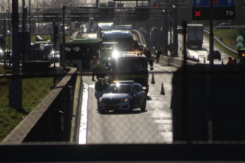 Velsertunnel dicht door botsing met vier voertuigen