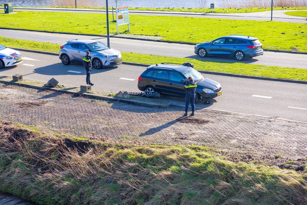 Automobilist botst met auto tegen betonblok in Nieuwland