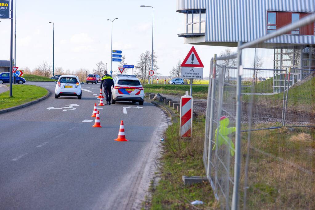 Automobilist botst met auto tegen betonblok in Nieuwland
