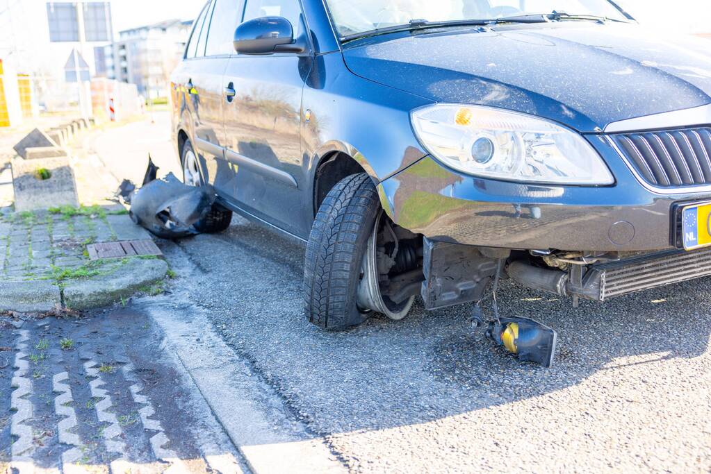 Automobilist botst met auto tegen betonblok in Nieuwland