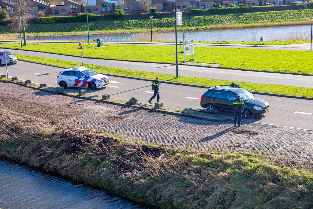 Automobilist botst met auto tegen betonblok in Nieuwland