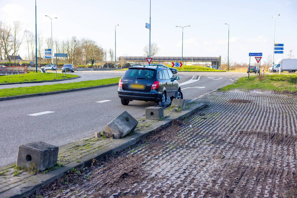 Automobilist botst met auto tegen betonblok in Nieuwland
