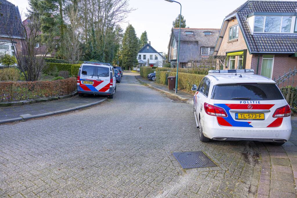 Politie en recherche doen onderzoek naar melding van woningoverval