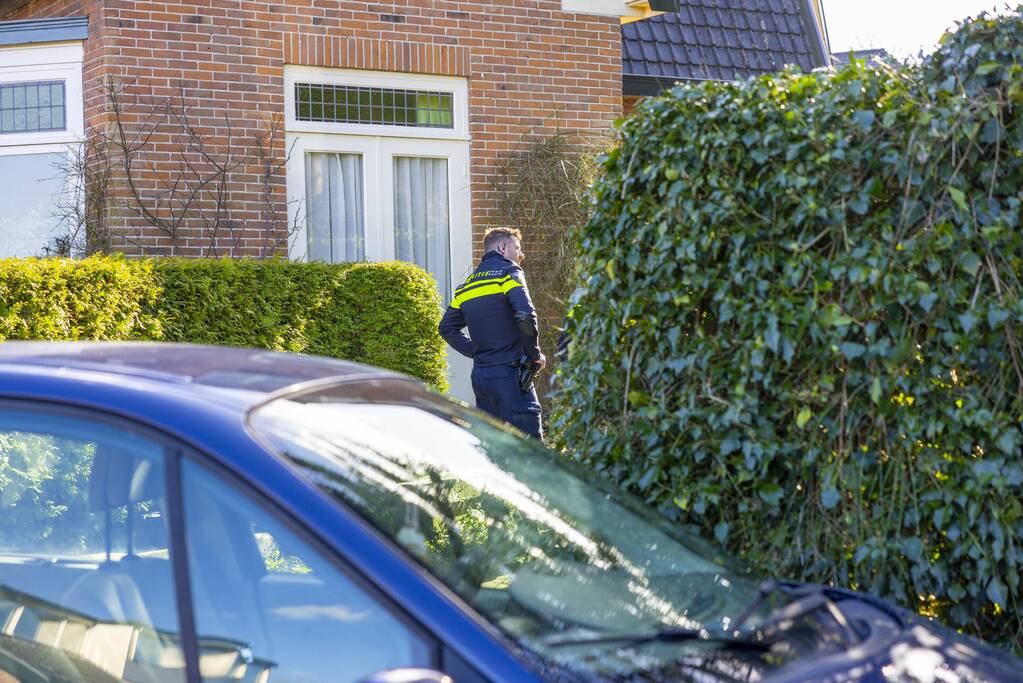 Politie en recherche doen onderzoek naar melding van woningoverval