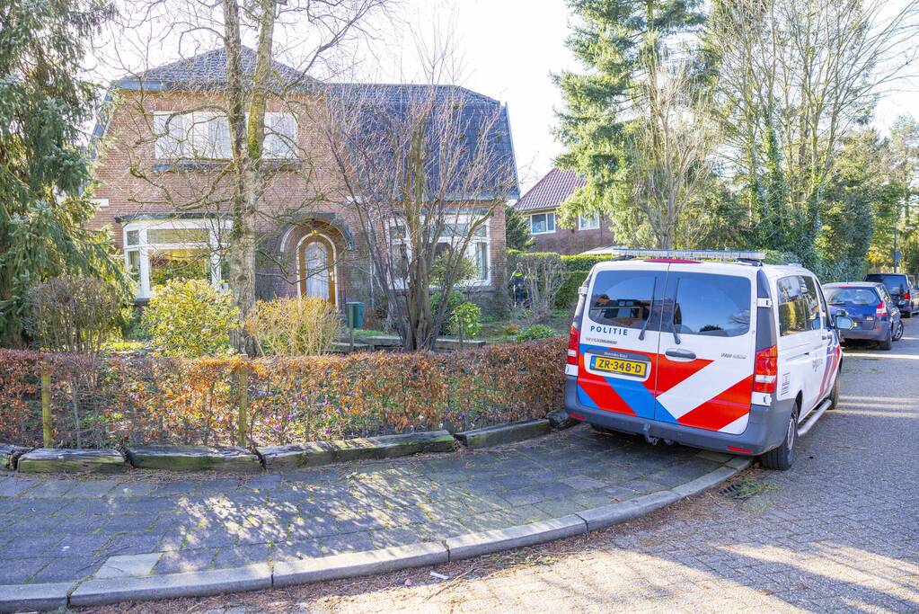 Politie en recherche doen onderzoek naar melding van woningoverval