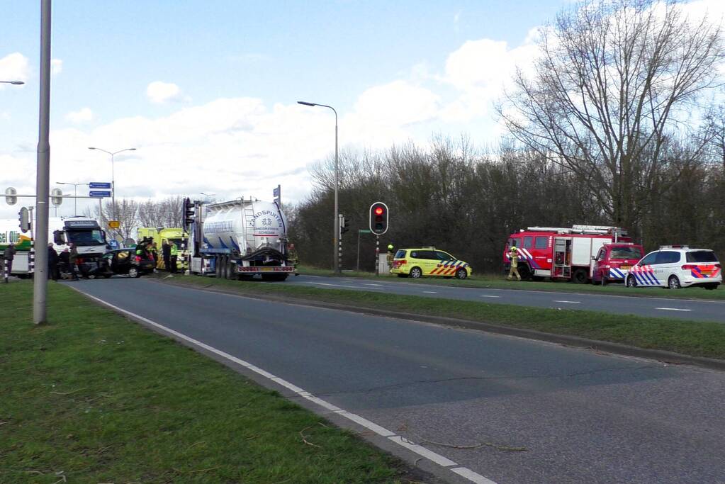Automobiliste botst frontaal op vrachtwagen
