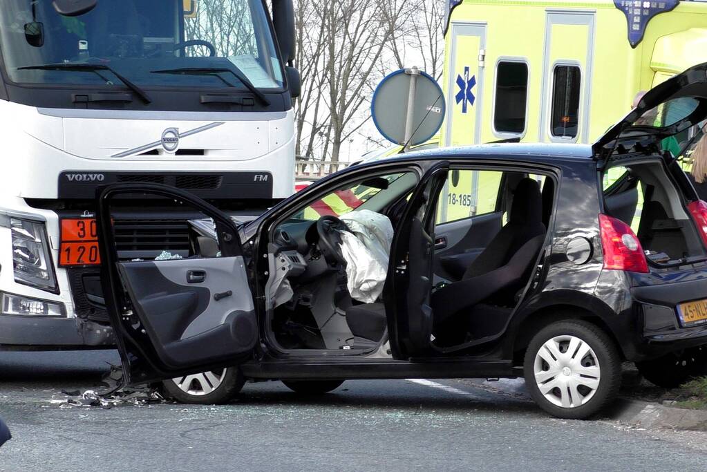 Automobiliste botst frontaal op vrachtwagen