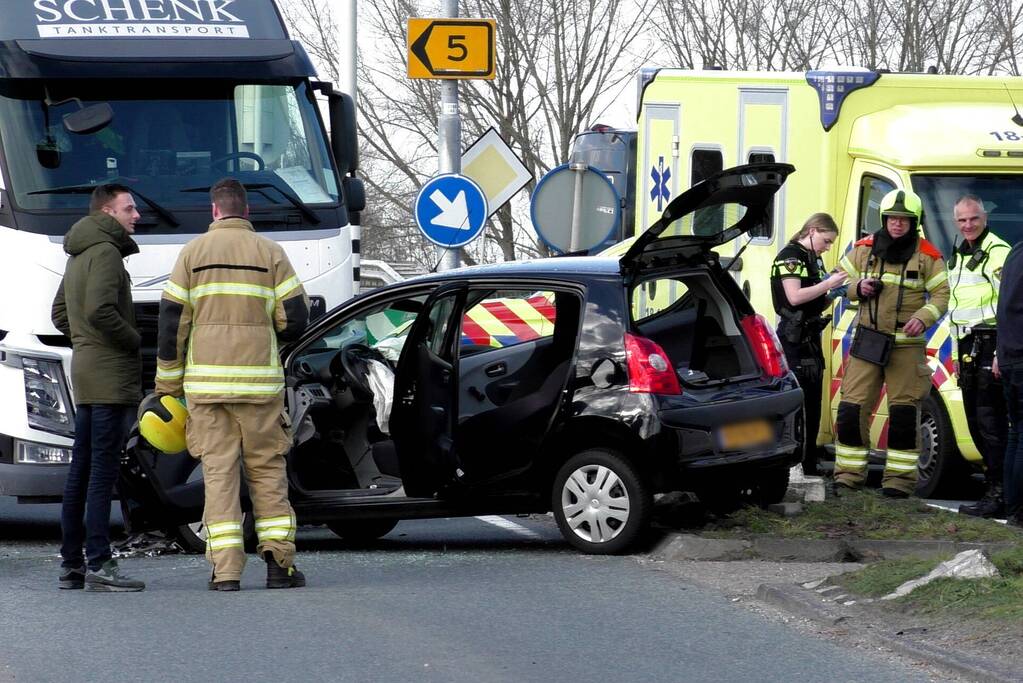 Automobiliste botst frontaal op vrachtwagen