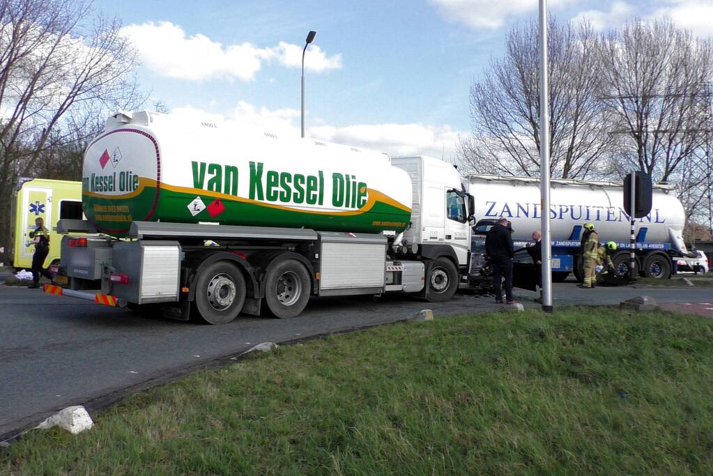 Automobiliste botst frontaal op vrachtwagen