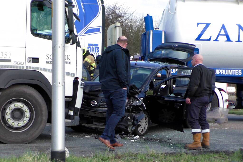 Automobiliste botst frontaal op vrachtwagen