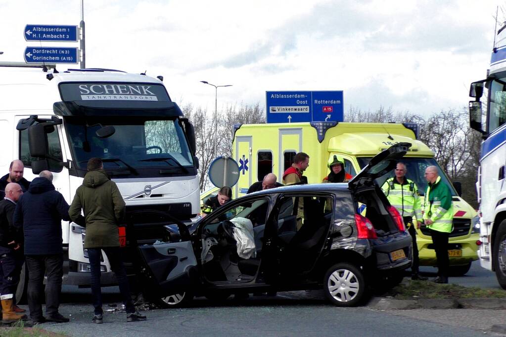 Automobiliste botst frontaal op vrachtwagen