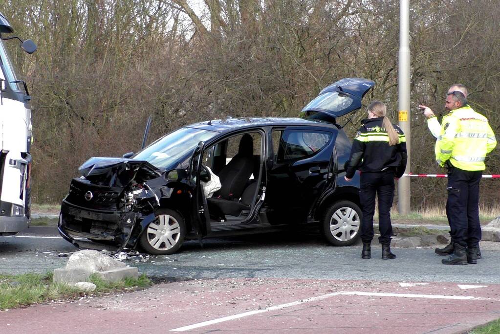Automobiliste botst frontaal op vrachtwagen