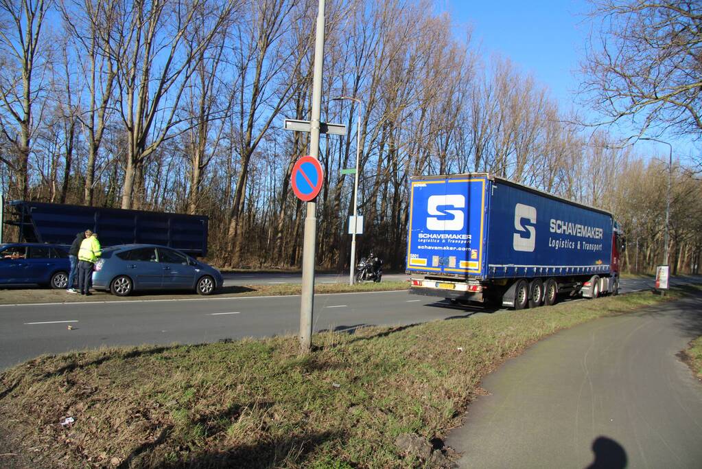 Vrachtwagen en auto botsen op elkaar