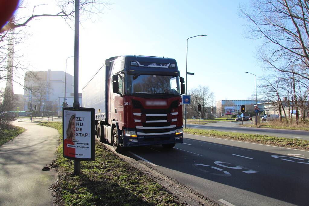 Vrachtwagen en auto botsen op elkaar