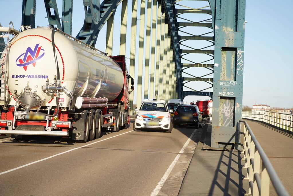 Drie auto's betrokken bij kop-staart botsing op IJsselbrug