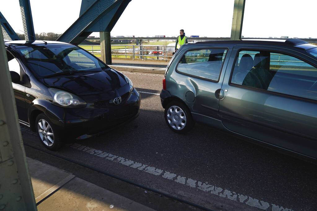 Drie auto's betrokken bij kop-staart botsing op IJsselbrug