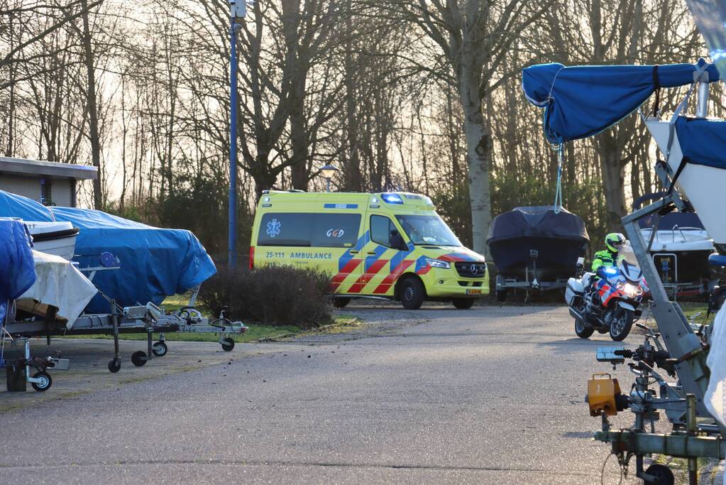 Grote zoekactie op Gooimeer na omslaan vissersboot