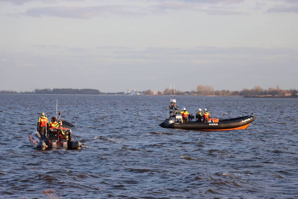 Grote zoekactie op Gooimeer na omslaan vissersboot