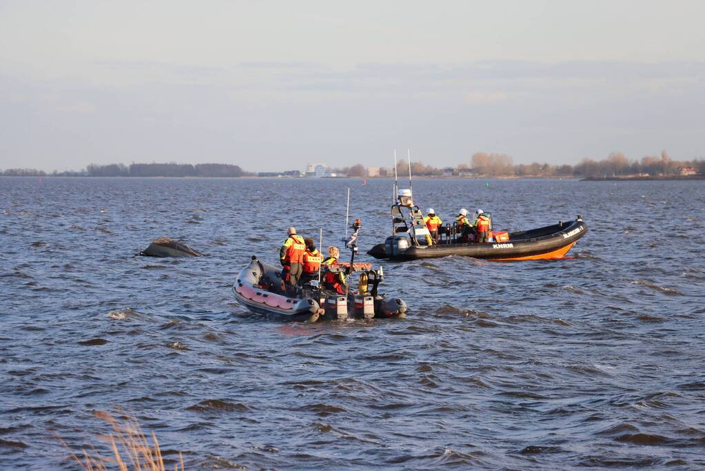 Grote zoekactie op Gooimeer na omslaan vissersboot