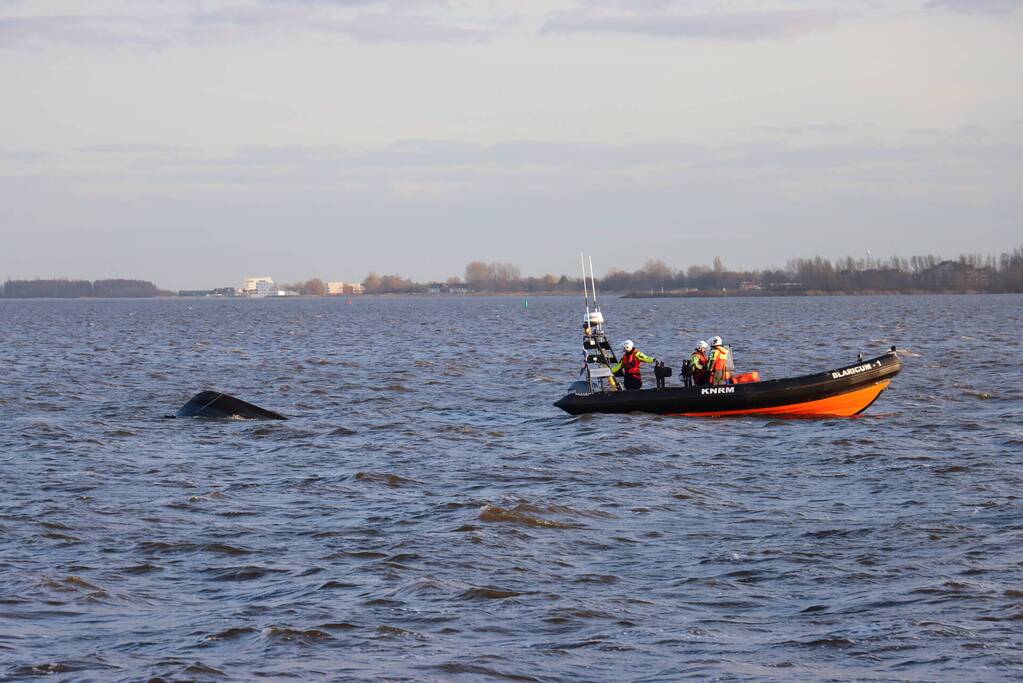 Grote zoekactie op Gooimeer na omslaan vissersboot