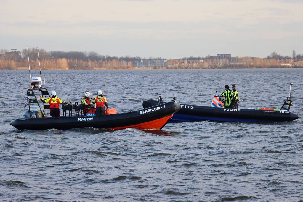 Grote zoekactie op Gooimeer na omslaan vissersboot