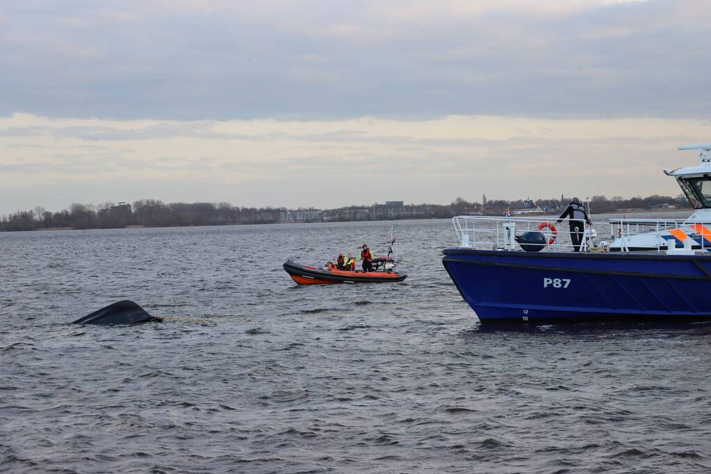 Grote zoekactie op Gooimeer na omslaan vissersboot