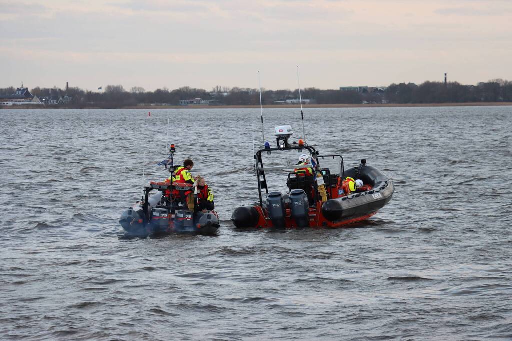 Grote zoekactie op Gooimeer na omslaan vissersboot