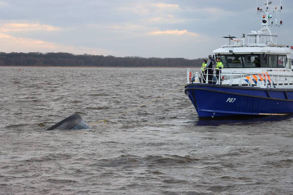 Grote zoekactie op Gooimeer na omslaan vissersboot
