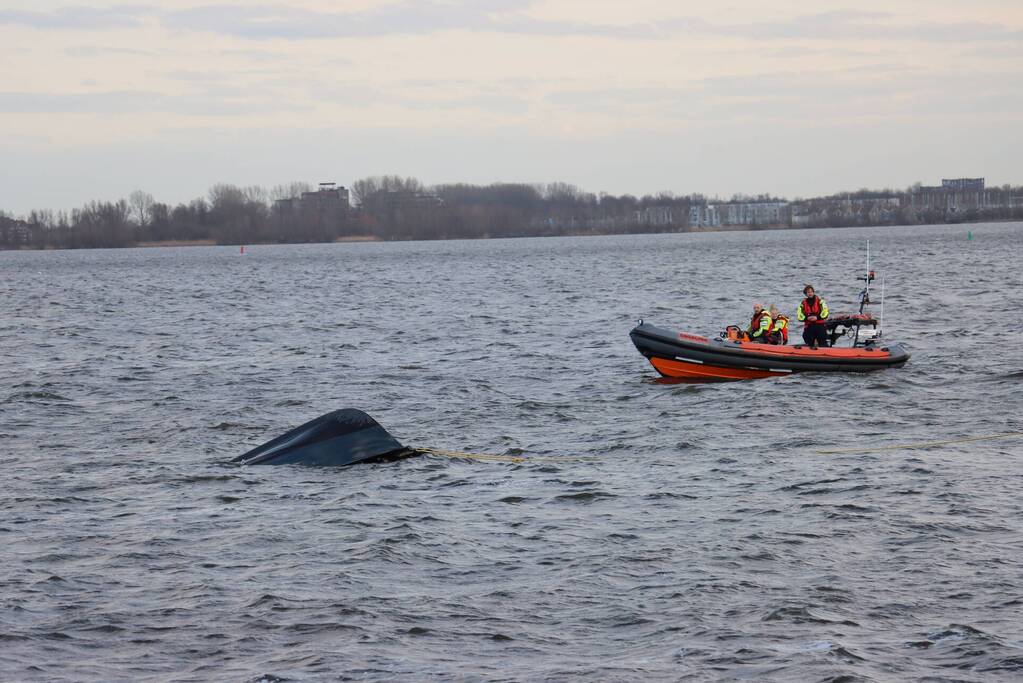 Grote zoekactie op Gooimeer na omslaan vissersboot