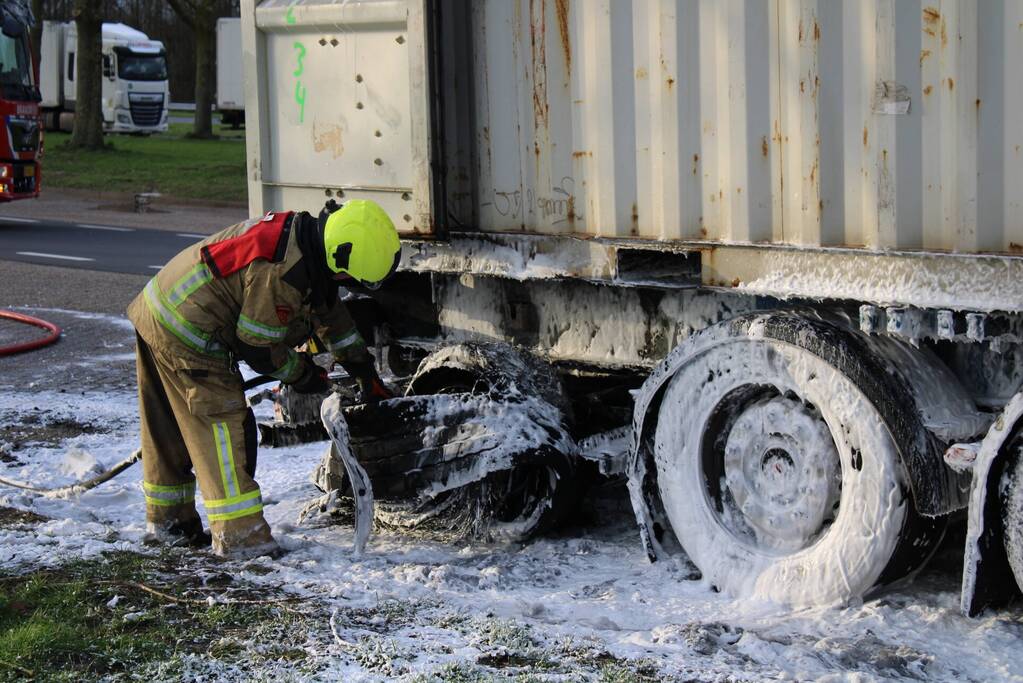 Oplegger met zeecontainer vliegt in brand op verzorgingsplaats