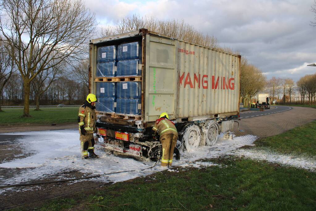 Oplegger met zeecontainer vliegt in brand op verzorgingsplaats