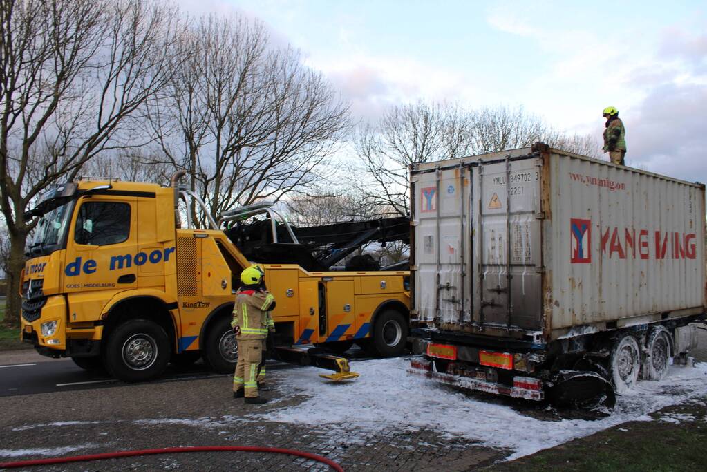 Oplegger met zeecontainer vliegt in brand op verzorgingsplaats