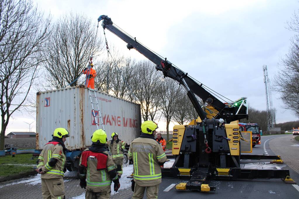 Oplegger met zeecontainer vliegt in brand op verzorgingsplaats