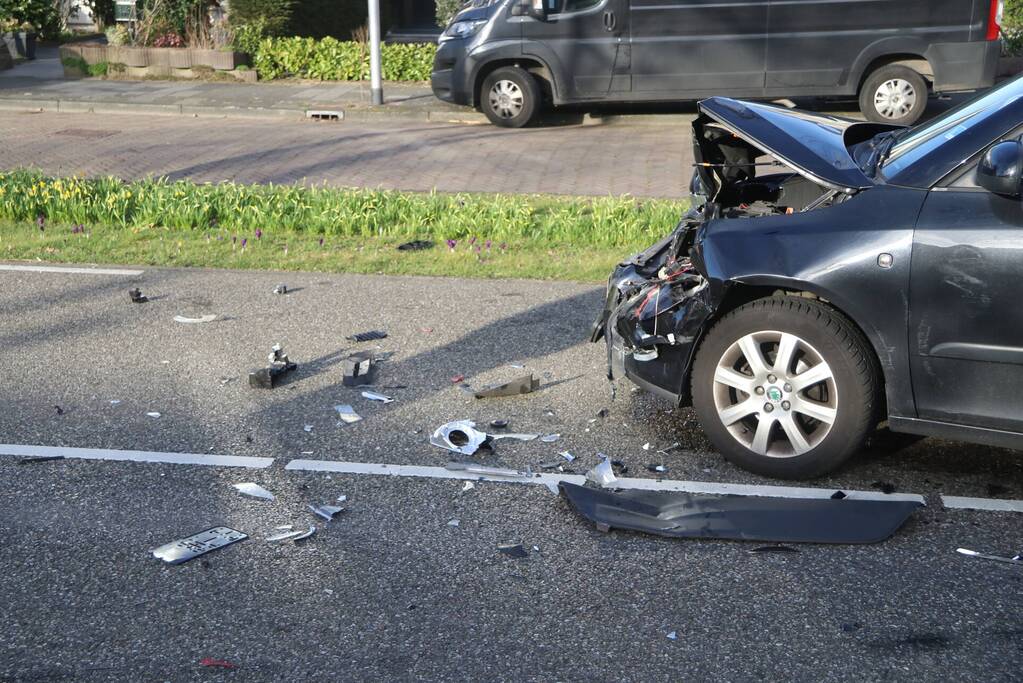 Flinke schade bij kettingbotsing tussen vier voertuigen