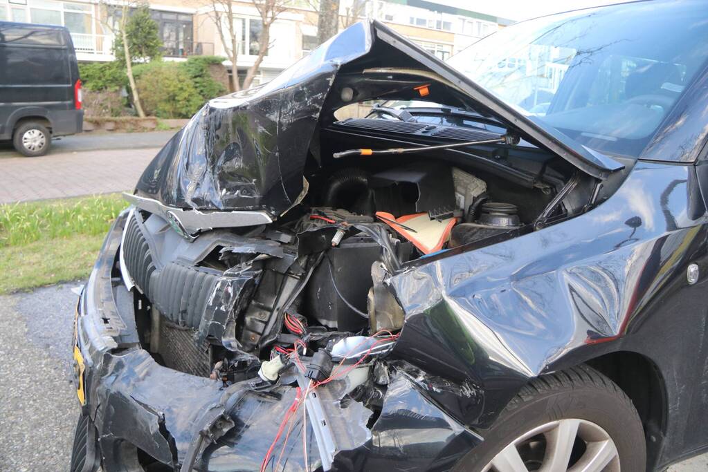 Flinke schade bij kettingbotsing tussen vier voertuigen