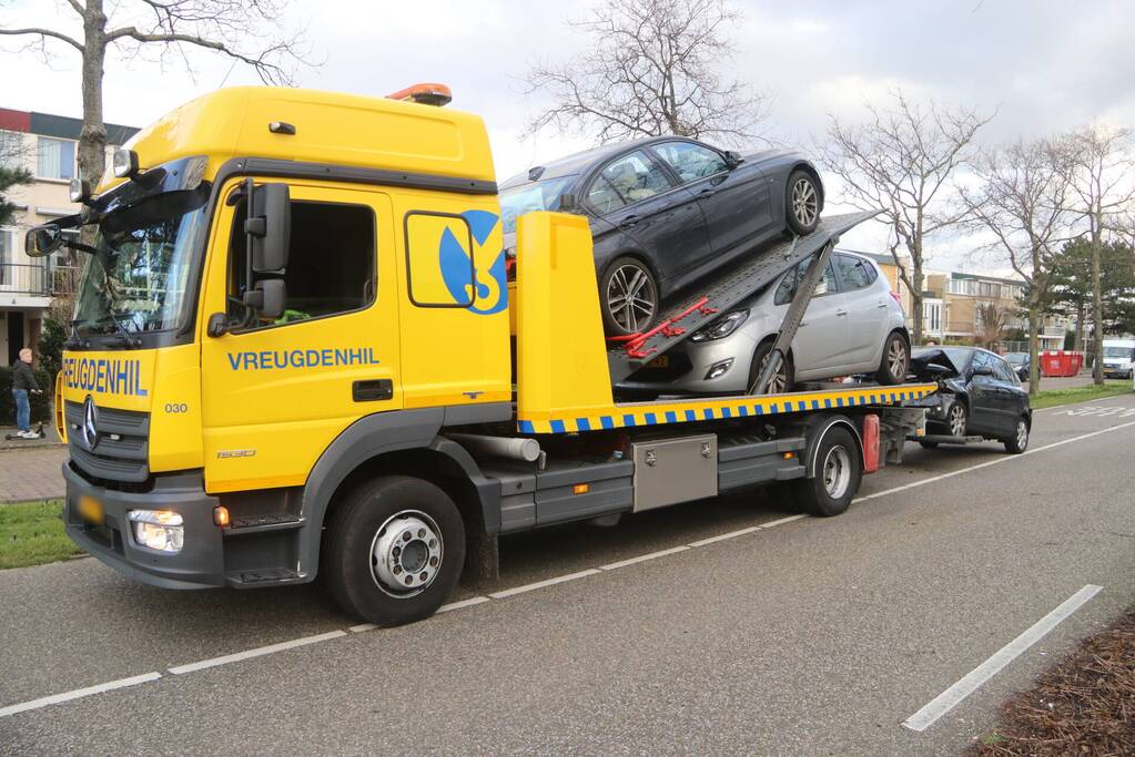 Flinke schade bij kettingbotsing tussen vier voertuigen