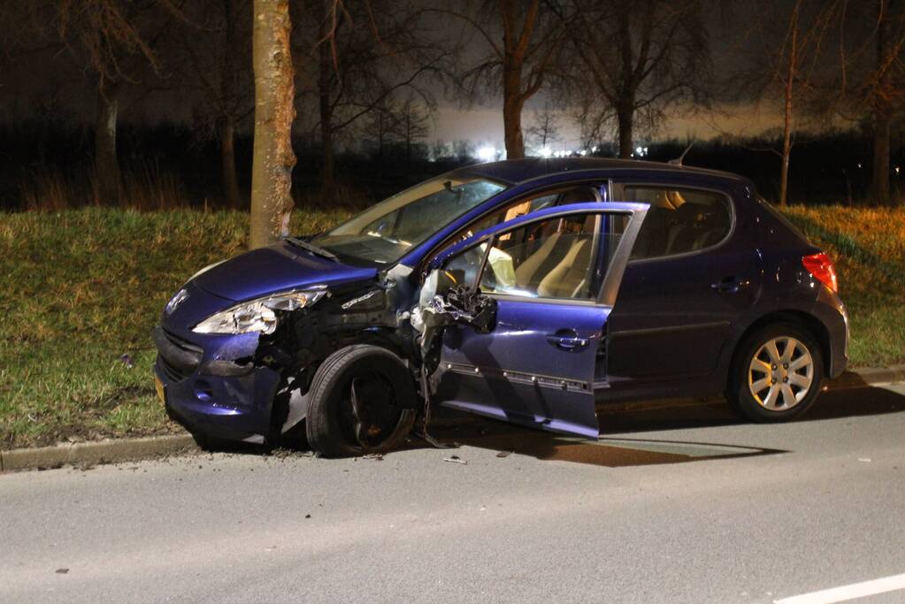 Schade na ongeval tussen twee auto's