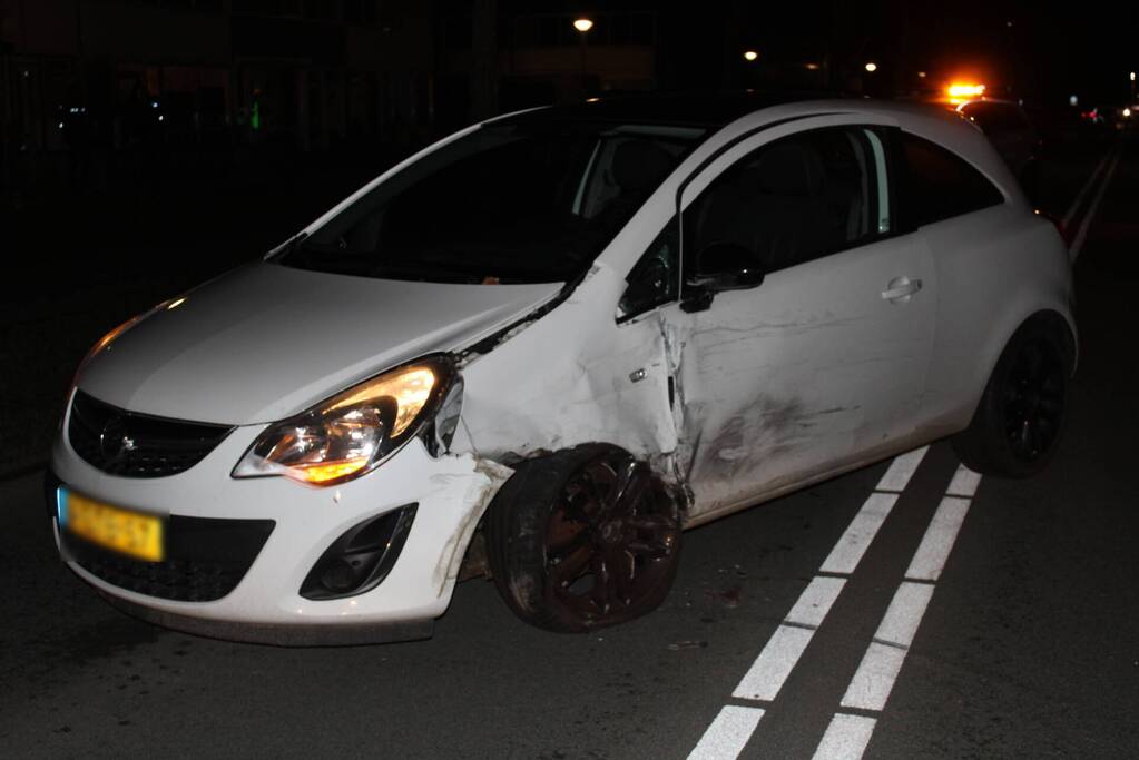 Schade na ongeval tussen twee auto's