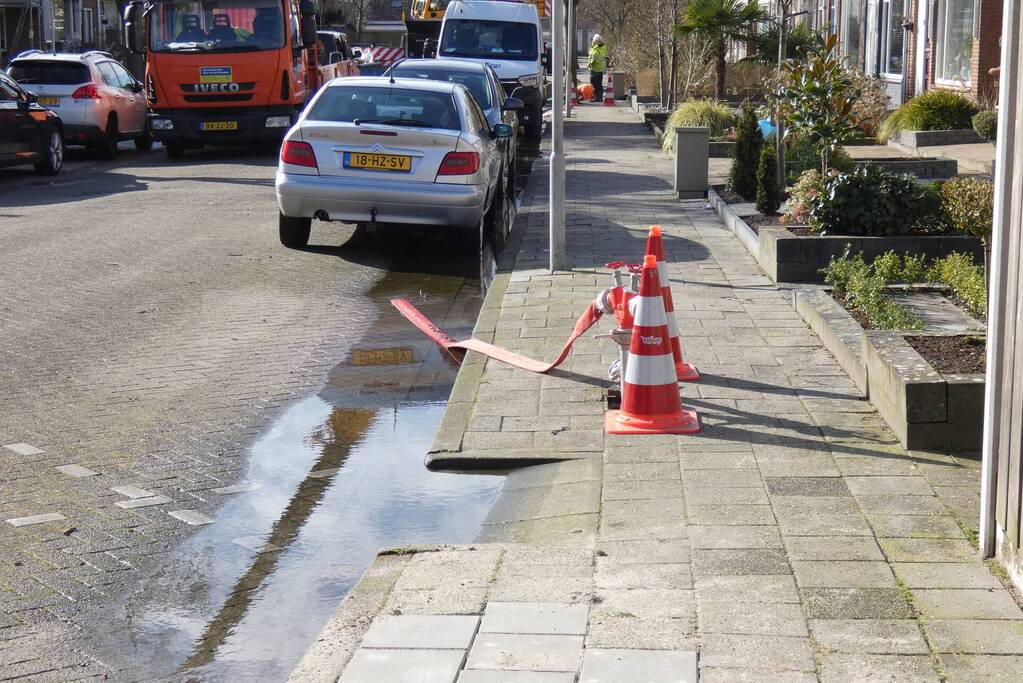 Kraan zorgt voor waterleidingbreuk