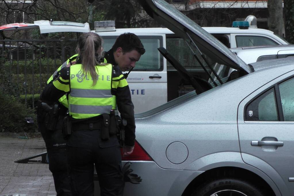 Politie houdt voertuigencontrole op pakeerplaats