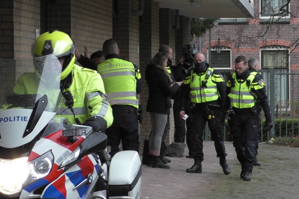 Politie houdt voertuigencontrole op pakeerplaats